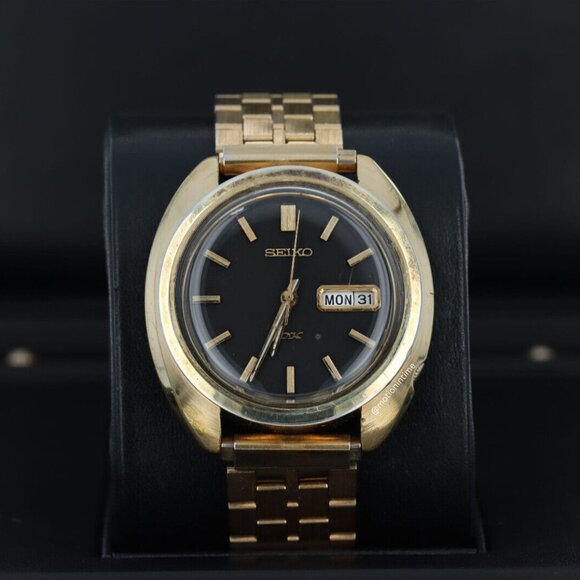 Seiko DX 39mm Wristwatch in Black Dial and Stainless Steel Bracelet